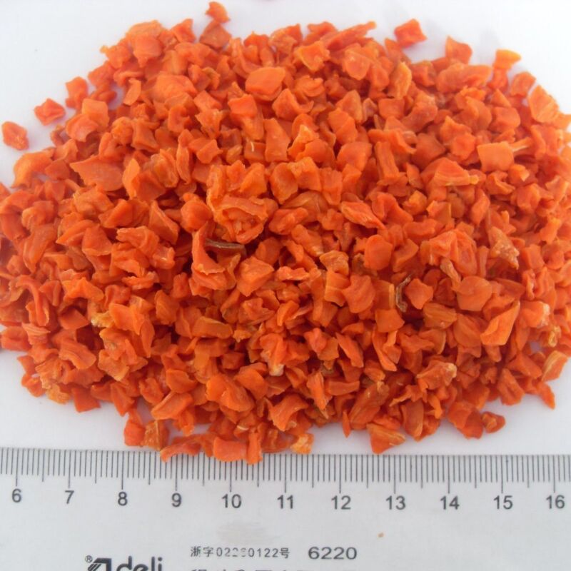 Fiocchi di carote essiccate all'aria, sani e nutrienti, ricchi di beta-carotene, con reidratazione rapida e dimensioni 10*10*3mm