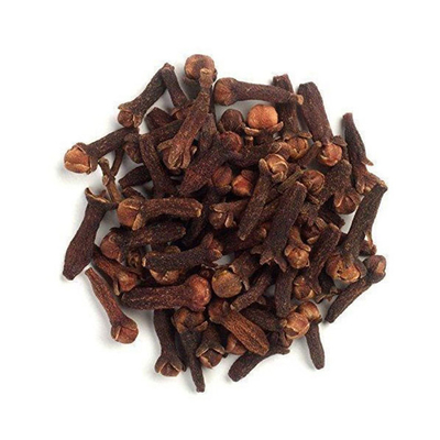 Il nuovo raccolto aromatizza i chiodi di garofano secchi per il condimento degli alimenti
