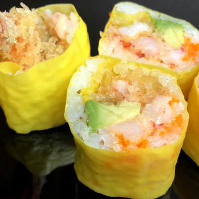 L'involucro Mamenori dei sushi dell'arcobaleno riveste il crêpe della soia dei sushi