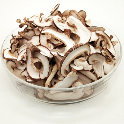 Brown scuro ha asciugato nutrizione affettata dei funghi di shiitake l'alta