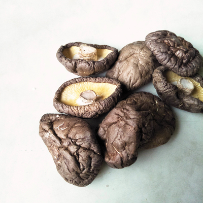 Funghi Shiitake secchi di colore marrone per uso culinario