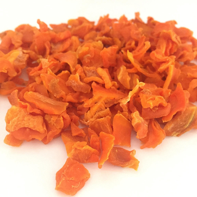 Spuntini salutari Flakes di carota secca tagliati a croce carichi di vitamina C