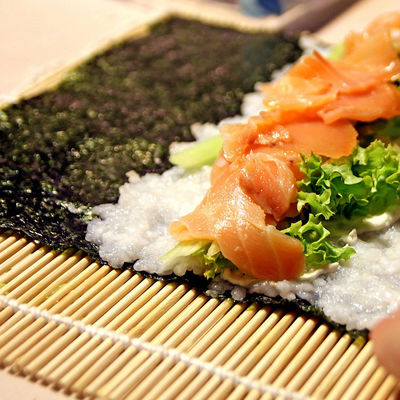 Nori di alghe arrostite rettangolari ampiamente disponibili e realizzate con ingredienti di alghe