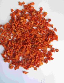 La carota cruda disidratata scheggia il colore sano dell'arancia del pacchetto del cartone dei chip della carota