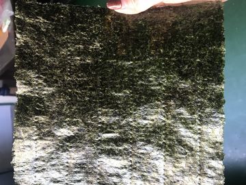 Strati di alga verde scuro di Nori dei sushi del commestibile