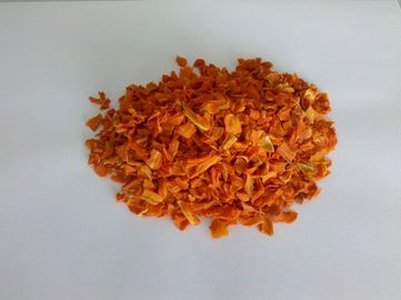La carota sana dell'alto zucchero scheggia il grado chip organici asciugati all'aria di una verdura