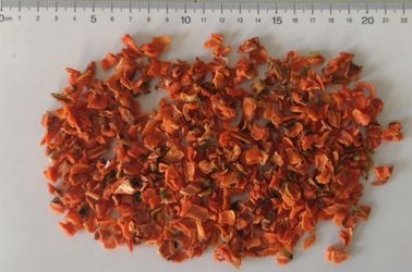 La carota secca grado dell'alimentazione scheggia il colore arancio con stoccaggio fresco a secco del posto